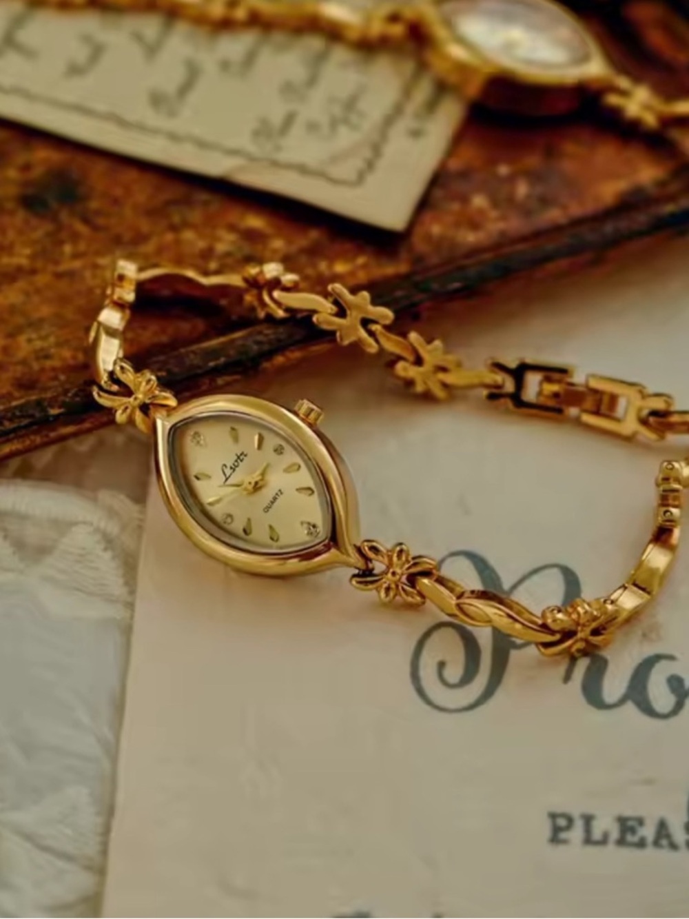 Vintage Gold Leaf-Shaped Bracelet Watch